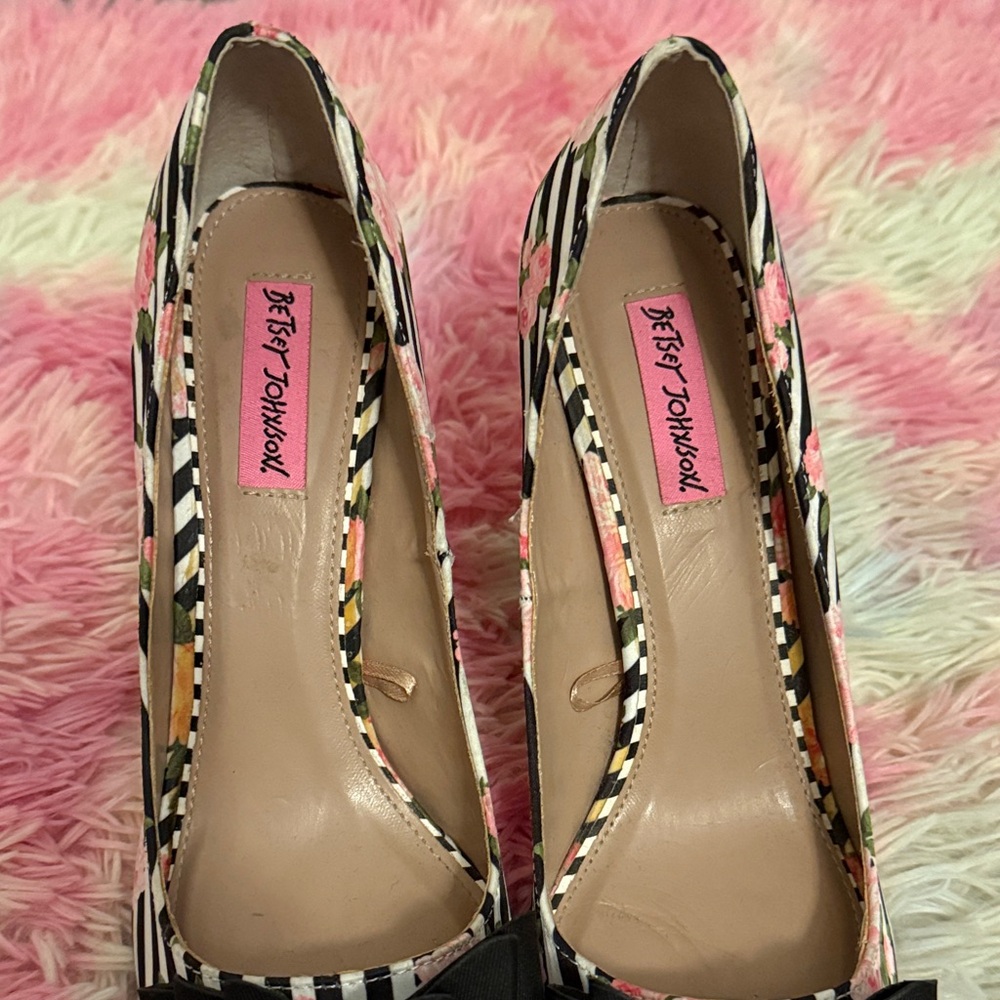Betsey Johnson Black and White Striped Heels with Pink Floral - Picture 4 of 7